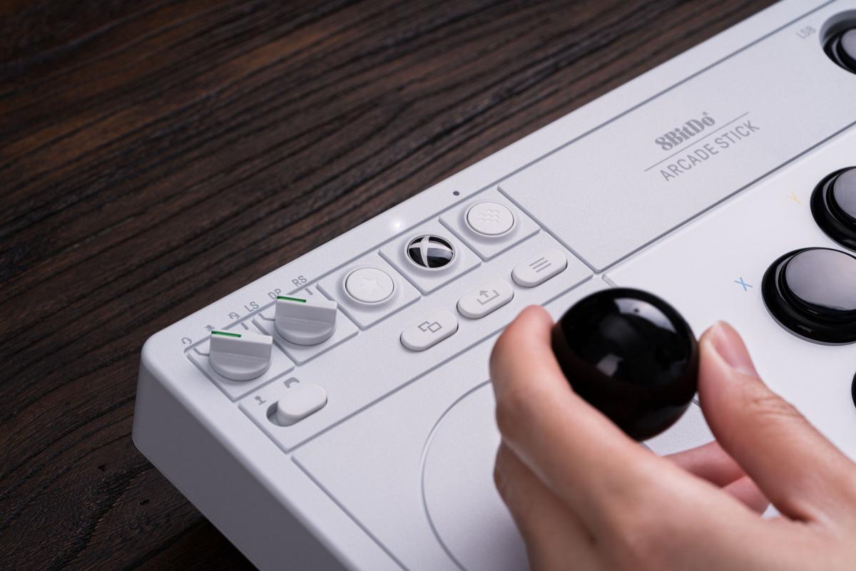 8Bitdo Arcade Stick 2.4G/USB pour Xbox Series X/S, Xbox One et Windows - Edition Blanche / White Edition - Manettes - 8Bitdo - Shop Just for Games