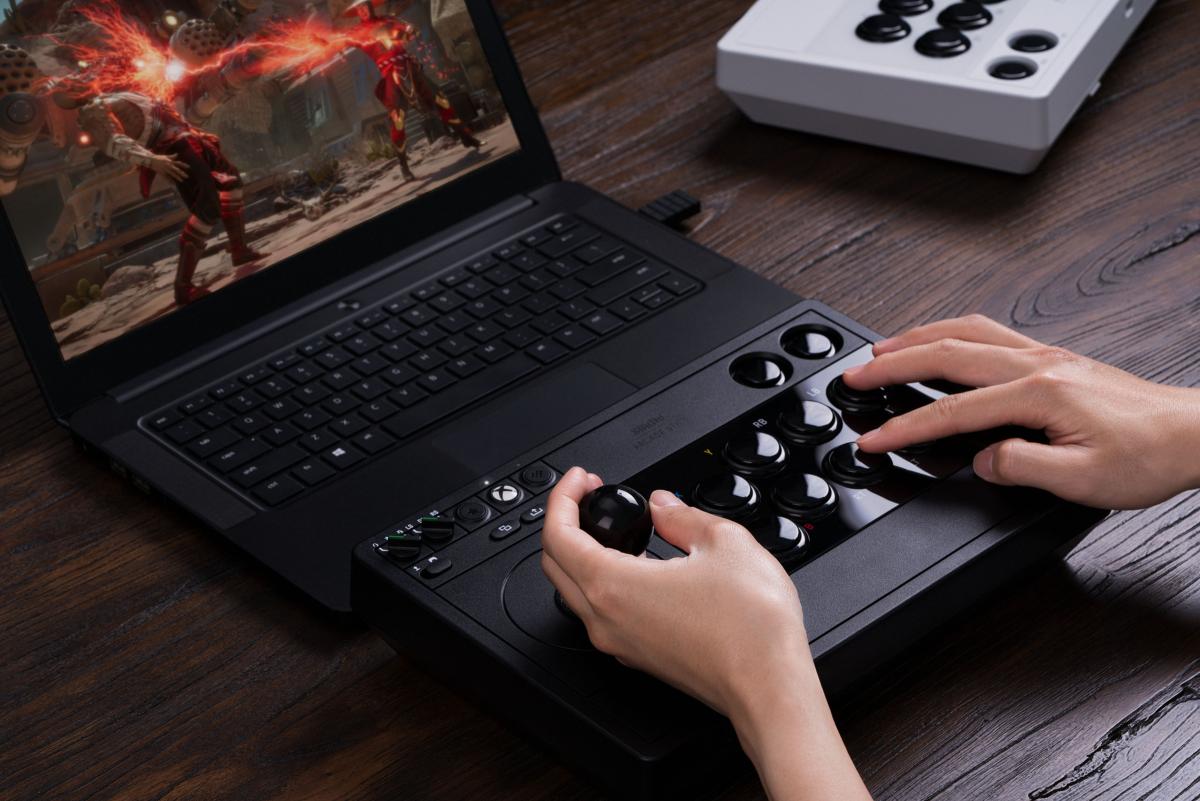 8Bitdo Arcade Stick 2.4G/USB pour Xbox Series X/S, Xbox One et Windows - Edition Noire / Black Edition - Manettes - 8Bitdo - Shop Just for Games