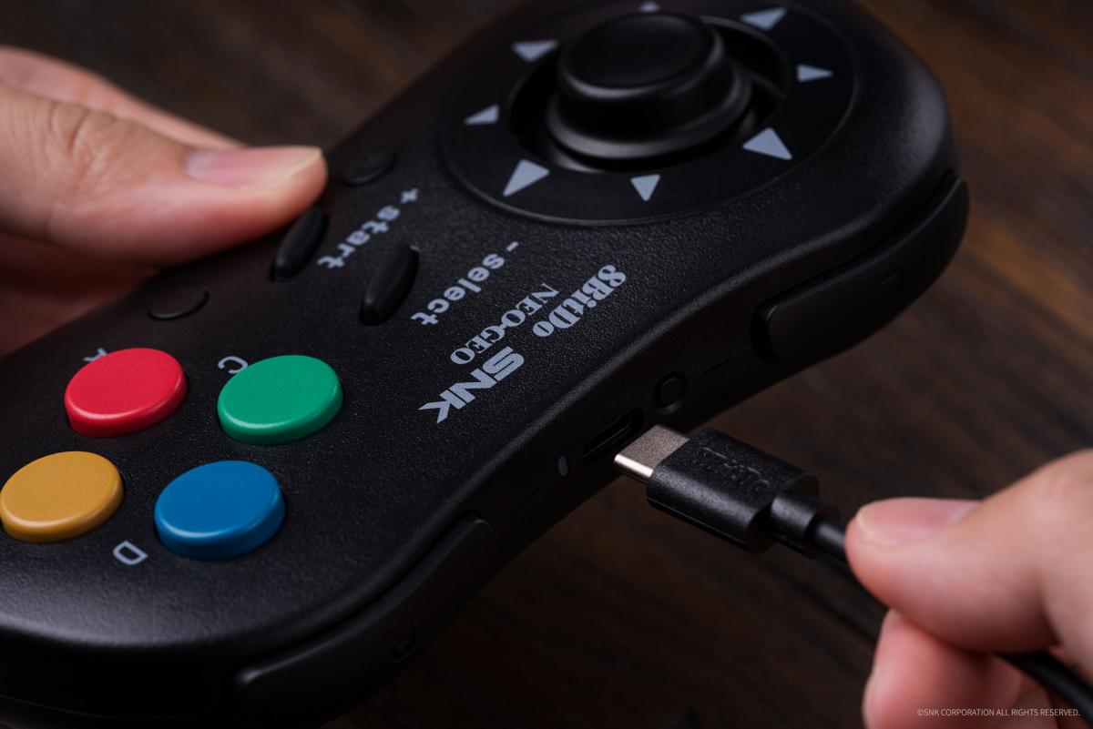 Terry Bogard Edition : 8Bitdo Manette Bluetooth Style SNK Neo Geo - compatible PC Windows, Android & Neo Geo Mini - Manettes - 8Bitdo - Shop Just for Games
